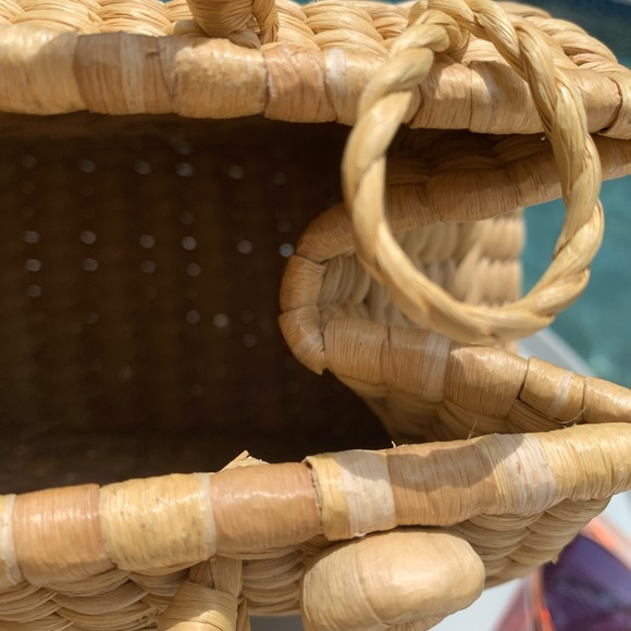 Vintage Woman’s Wicker Handbag - Picture 9 of 14